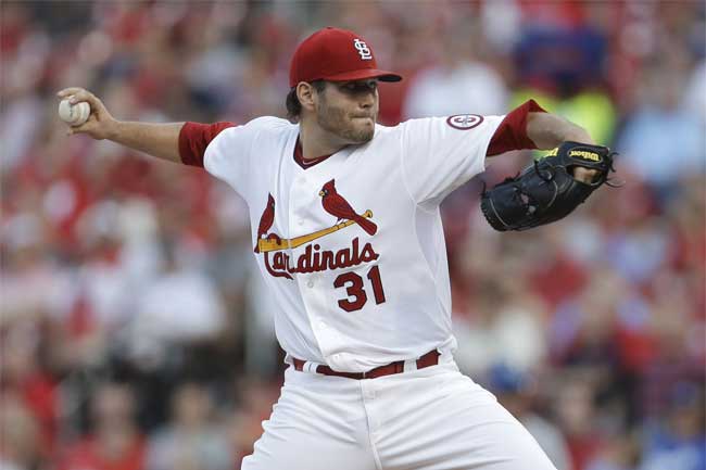 Lance Lynn led the St. Louis Cardinals to victory Sunday, completing a sweep that sends the club back to the top of the NL Central.